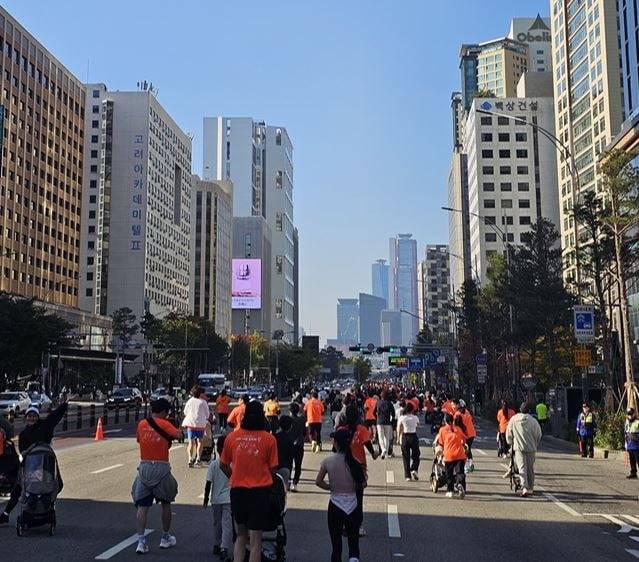 1일 오전 서울 마포대로에서 ‘2025 서울 유아차 런’ 참가자들이 이동하고 있다. 권용훈 기자