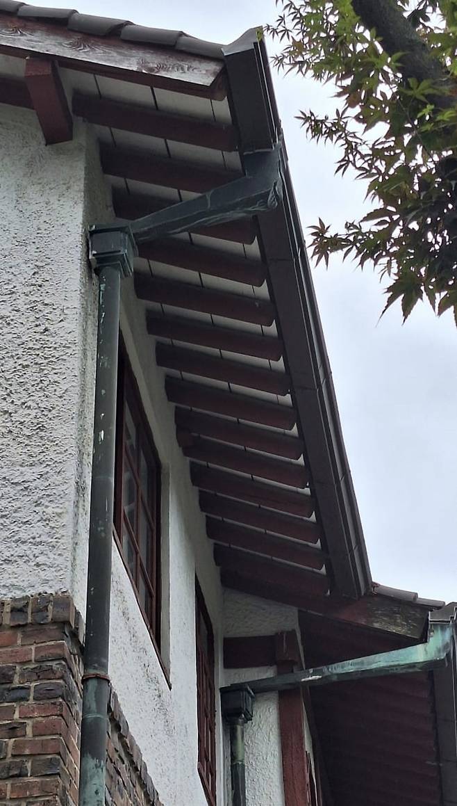 지붕에 보이는 서까래. / 사진. ⓒ 한이수