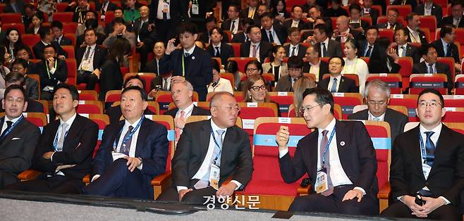 정용진 신세계그룹 회장(왼쪽부터), 정기선 HD현대회장, 신동빈 롯데그룹 회장, 정의선 현대차그룹 회장, 이재용 삼성전자 회장, 구광모 LG그룹 회장 등이 지난달 29일 경주 예술의전당에서 열린 아시아태평양경제협력체(APEC) 최고경영자(CEO) 서밋 개막식에 참석하고 있다. 김창길 기자