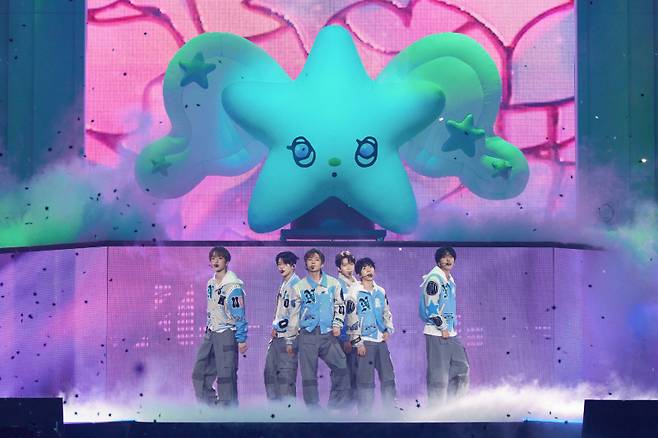 그룹 NCT 위시가 2일 오후 운서동 인스파이어 아레나에서 첫 단독 콘서트 ‘인투 더 위시 : 아워 위시’를 열고 공연을 펼치고 있다. SM엔터테인먼트 제공