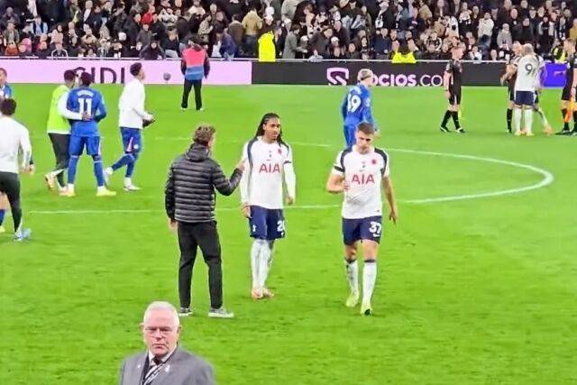 미키 판 더 벤과 제드 스펜스가 토마스 프랭크 감독을 무시한 채 그라운드를 빠져나가고 있다./영국 더 선