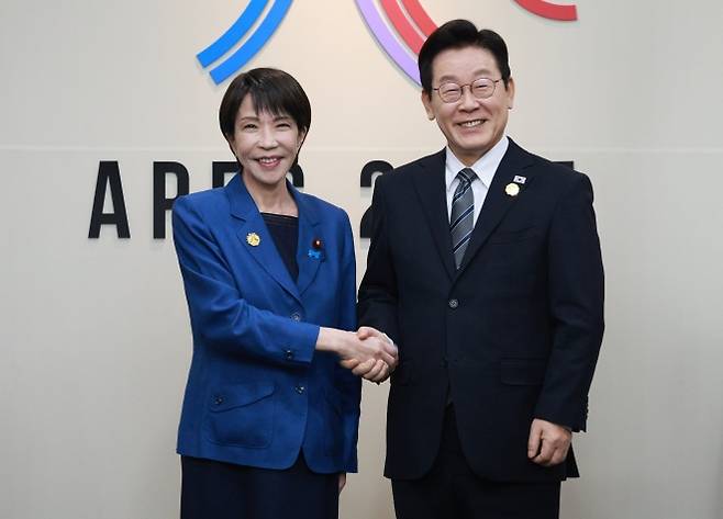 경주에서 만난 한일 정상 - 이재명 대통령과 다카이치 사나에 일본 총리가 30일 경북 경주 APEC 정상회의장에서 정상회담에 앞서 악수하고 있다. 경주 연합뉴스