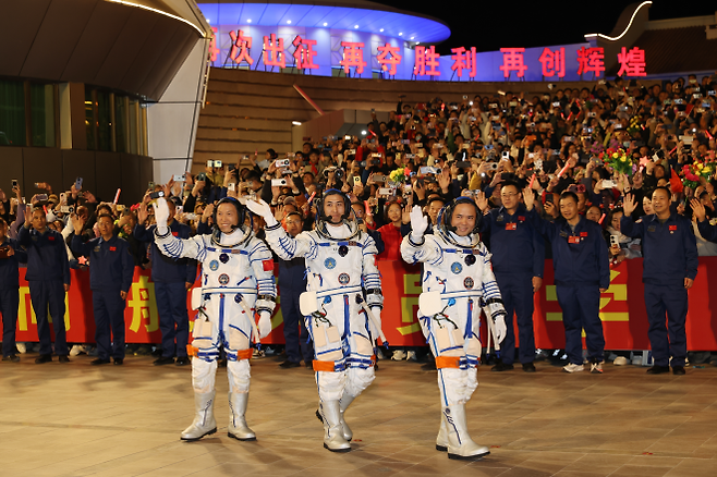 중국 우주비행사 장루(오른쪽), 우페이(가운데), 장홍장(왼쪽)이 31일 중국 북서부 간쑤성 주취안 위성발사센터에서 열린 환송식에 참석하고 있다. 주취안 신화 연합뉴스