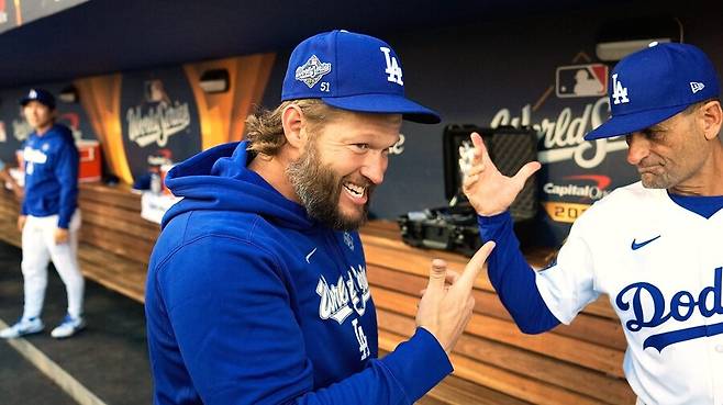 ▲ LA 다저스 투수 클레이튼 커쇼가 알렉스 베시아의 등 번호인 51번을 모자에 새기고 경기를 준비하고 있다. ⓒMLB.com