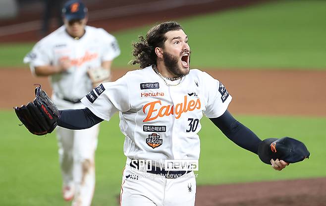 ▲ 폰세는 비시즌 여러 변화를 거쳐 이전과 완전히 다른 투수가 됐다는 평가를 이끌어냈다 ⓒ곽혜미 기자