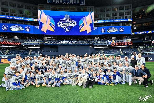 다저스 선수단이 기념촬영을 하고 있다. /사진=다저스 공식 SNS