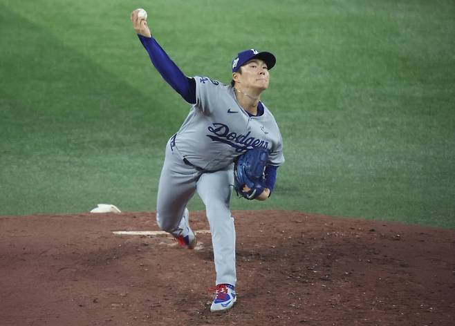 LA 다저스 야마모토 요시노부가 1일(한국시간) 캐나다 온타리오주 토론토의 로저스센터에서 열린 2025 미국 메이저리그(MLB) 포스트시즌 토론토 블루제이스와의 월드시리즈(WS) 6차전에 선발 등판해 6이닝 5피안타 1볼넷 6탈삼진 1실점으로 승리투수가 됐다. 야마모토는 이날 경기 포함 올해 포스트시즌에서 5경기 34⅔이닝 4승 1패 평균자책점 1.56으로 활약 중이다. UPI 연합뉴스