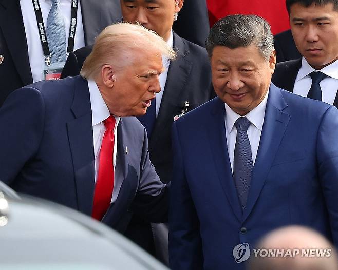 인사 나누는 트럼프·시진핑 (부산=연합뉴스) 손형주 기자 = 도널드 트럼프 미국 대통령과 시진핑 중국 국가주석이 30일 부산 김해공군기지 의전실 나래마루에서 미중 정상회담을 마친 뒤 회담장을 나서며 인사하고 있다. 2025.10.30 handbrother@yna.co.kr