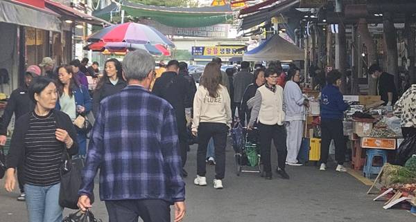 3일 김해 무계동 장유 전통시장이 인파로 북적이고 있다.