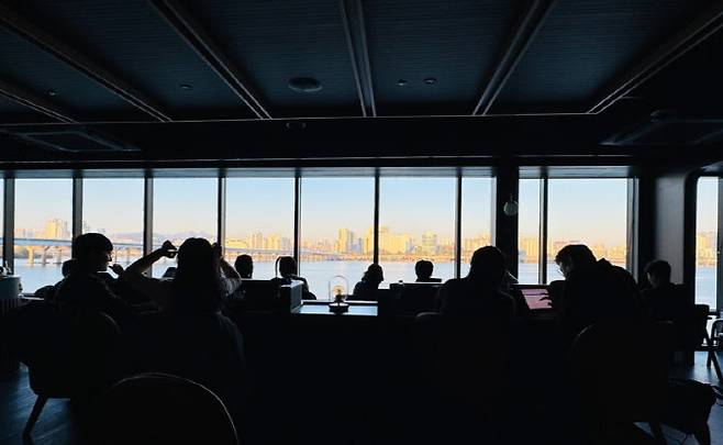 정전으로 불이 꺼진 서울 여의도 한강버스 선착장 3층 스타벅스 내부. 일부 손님들이 어둑한 매장에서 한강을 바라보고 있다. (사진=뉴스1)