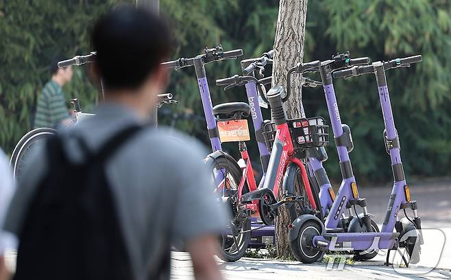 서울 시내에 세워져 있는 개인형이동장치 모습. 2024.6.28/뉴스1 ⓒ News1 김성진 기자