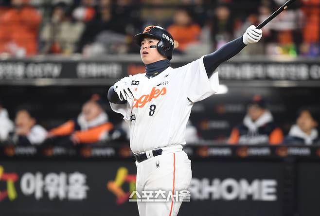 한화 노시환이 29일 대전 한화생명볼파크에서 열린 2025 KBO 포스트시즌 한국시리즈 3차전 LG와 경기 4회말 파울타구를 바라보고 있다. 대전 | 최승섭기자 thunder@sportsseoul.com