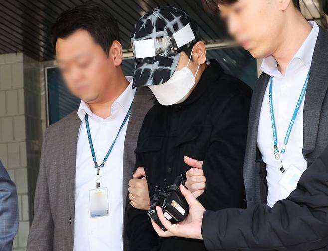 마약 투약 혐의로 수사를 받다가 숨진 배우 이선균 씨(48)의 수사 정보를 유출한 의혹을 받아 공무상 비밀누설 및 개인정보보호법 위반 혐의로 구속영장이 청구된 인천경찰청 소속 경찰관 A 전 경위. 연합뉴스