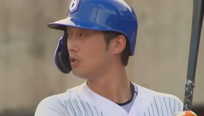 JTBC '최강야구'와 제작사 스튜디오 C1의 '불꽃야구' 간의 저작권 분쟁이 법원의 화해권고를 양측 모두 거부하면서 조정 절차에 돌입했다. 법원은 '불꽃야구'의 제작 중단을 골자로 한 화해권고를 내렸으나, JTBC와 스튜디오 C1 모두 이의를 제기했다. 첫 조정기일은 11월 10일로 잡혔으며, 합의에 이르지 못할 경우 법적 공방은 장기화될 전망이다. 한편, 원조 제작진이 떠난 '최강야구'는 0%대 시청률로 부진한 반면, '불꽃야구'는 유튜브에서 인기를 끌며 엇갈린 성적표를 보이고 있다.