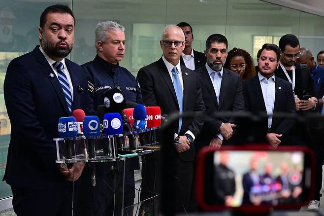 지난달 28일 클라우디우 카스트루(맨 왼쪽) 리우데자네이루 주지사가 브라질 리우데자네이루에서 진행된 범죄 조직 ‘코만두 베르멜류’ 소탕 작전에 관한 기자회견을 하고 있다. /AFP 연합뉴스