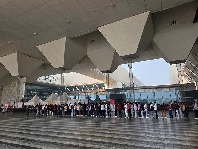 이날 행사장에는 오프닝 시작 전부터 긴줄이 늘어섰다./최아리 기자