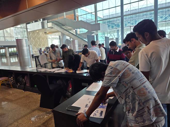 응원 팀을 위해 직접 피켓을 만들고 있는 BGMI 팬들/최아리 기자