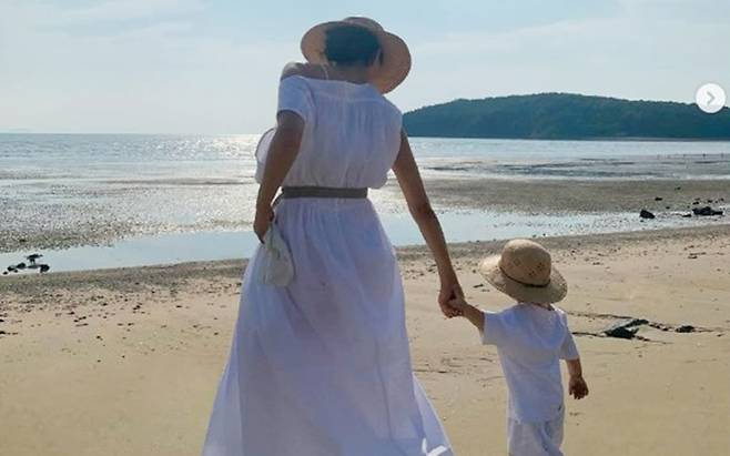 모델 문가비가 아들과의 일상 사진을 공개했다가 누리꾼 반응이 엇갈리자 댓글창을 닫았다. 아들의 친부로 알려진 정우성은 “아버지로서 책임을 다하겠다”고 밝혔다. 사진=문가비 SNS 캡처