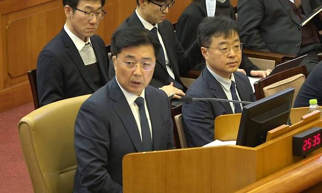 윤석열 전 대통령 탄핵심판 10차 변론기일이 열린 지난 2월20일 오후 서울 종로구 헌법재판소 대심판정에서 홍장원 전 국가정보원 1차장이 증인으로 출석해 증언하고 있다. 헌법재판소 제공