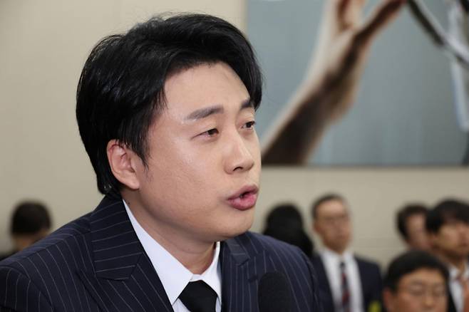 은현장 유튜브 운영자가 지난달 30일 서울 여의도 국회에서 열린 과학기술정보방송통신위원회 국정감사에 참고인으로 출석해 이준석 개혁신당 의원의 질의에 답하고 있다. /사진=뉴시스