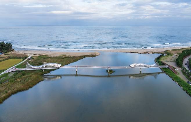 울진은 수산물도 좋고 내륙 민물생태도 좋다는 뜻의 은어다리