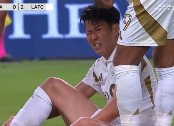 ▲ 상대 선수의 강력한 태클에 고통을 호소하는 손흥민ⓒ중계화면 캡처