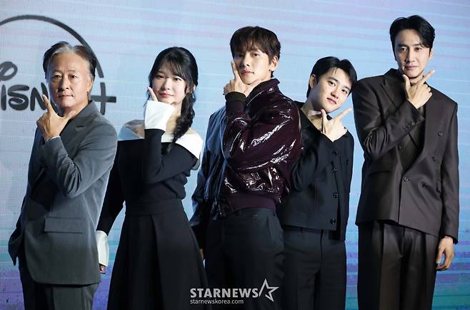 배우 김종수, 조윤수, 지창욱, 도경수, 이광수가 3일 오전 서울 여의도 콘래드호텔에서 진행된 디즈니+ 오리지널 시리즈 '조각도시' 제작발표회에 참석해 포즈를 취하고 있다. '조각도시'는 평범한 삶을 살던 주인공은 어느 날 흉악한 범죄에 휘말려 감옥에 갇히고, 이 모든 상황이 한 인물로부터 계획됐다는 사실을 알게 되면서 그를 위한 복수를 시작하는 범죄 액션 시리즈로 오는 5일 공개된다. /2025.11.03 /사진=이동훈 photoguy@