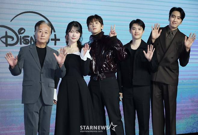 배우 김종수, 조윤수, 지창욱, 도경수, 이광수가 3일 오전 서울 여의도 콘래드호텔에서 진행된 디즈니+ 오리지널 시리즈 '조각도시' 제작발표회에 참석해 포즈를 취하고 있다. '조각도시'는 평범한 삶을 살던 주인공은 어느 날 흉악한 범죄에 휘말려 감옥에 갇히고, 이 모든 상황이 한 인물로부터 계획됐다는 사실을 알게 되면서 그를 위한 복수를 시작하는 범죄 액션 시리즈로 오는 5일 공개된다. /2025.11.03 /사진=이동훈 photoguy@