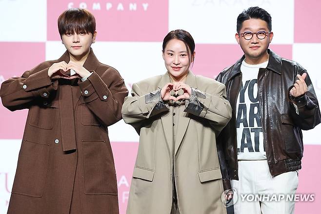 어반자카파, 4년만에 컴백 (서울=연합뉴스) 진연수 기자 = 그룹 어반자카파가 3일 오후 서울 강남구 일지아트홀에서 열린 새 미니앨범 '스테이(STAY)' 발매 기념 음악감상회에서 포즈를 취하고 있다. 2025.11.3 jin90@yna.co.kr