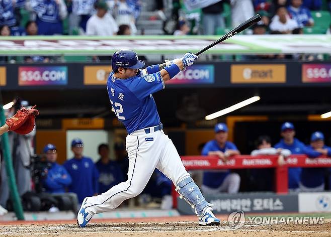 플라이 아웃되는 삼성 박병호 (인천=연합뉴스) 김인철 기자 = 9일 인천 SSG랜더스필드에서 열린 2025 프로야구 KBO리그 포스트시즌 준플레이오프 1차전 삼성 라이온즈와 SSG 랜더스의 경기. 9회초 1사 대타로 나선 삼성 박병호가 중견수 플라이 볼을 날리고 있다. 2025.10.9 yatoya@yna.co.kr