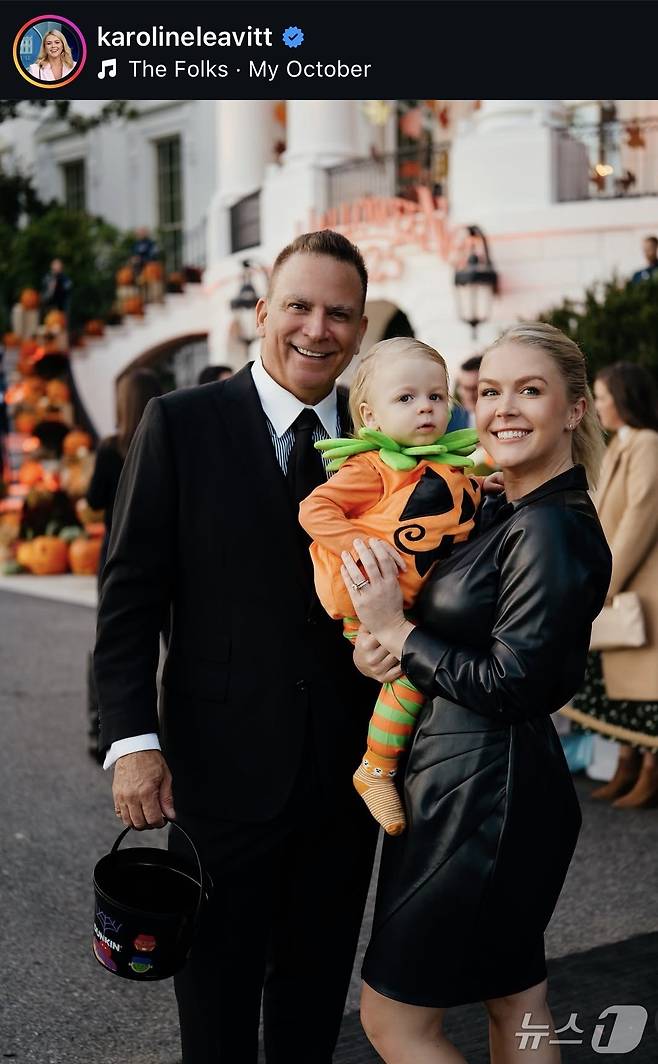 캐롤라인 레빗 미국 백악관 대변인이 핼러윈을 맞아 인스타그램에 올린 가족 사진이 남편의 얼굴 보정으로 화제다. (출처=캐롤라인 레빗 인스타그램) 2025.11.2./뉴스1