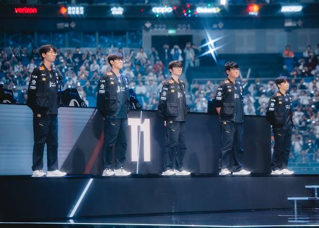 T1이 2일(한국시간) 중국 상하이 메르세데스-벤츠 아레나에서 열린 ‘2025 LoL 월드 챔피언십(롤드컵)’ 4강 TES전에 앞서 인사하고 있다. 사진 | 라이엇 게임즈