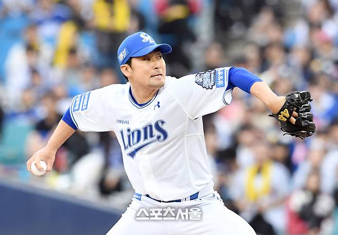삼성 임창민이 대구삼성라이온즈파크에서 열린 2024 KBO리그 LG와 플레이오프 1차전 8회초 등판해 힘차게 공을 던지고 있다. 대구 | 박진업 기자 upandup@sportsseoul.com