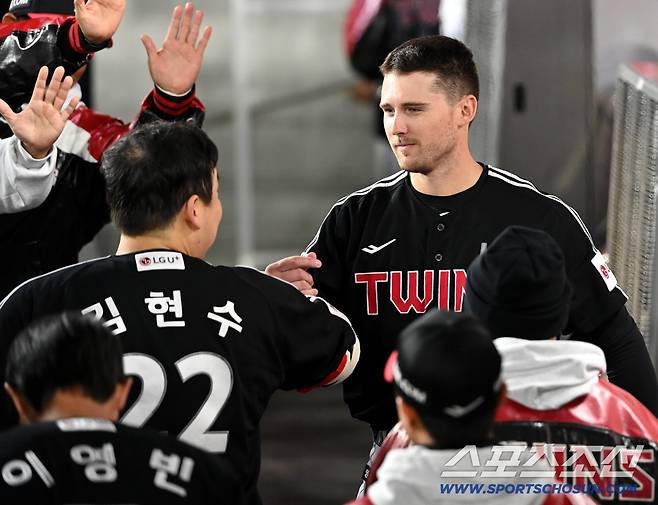 김현수를 맞이하는 톨허스트