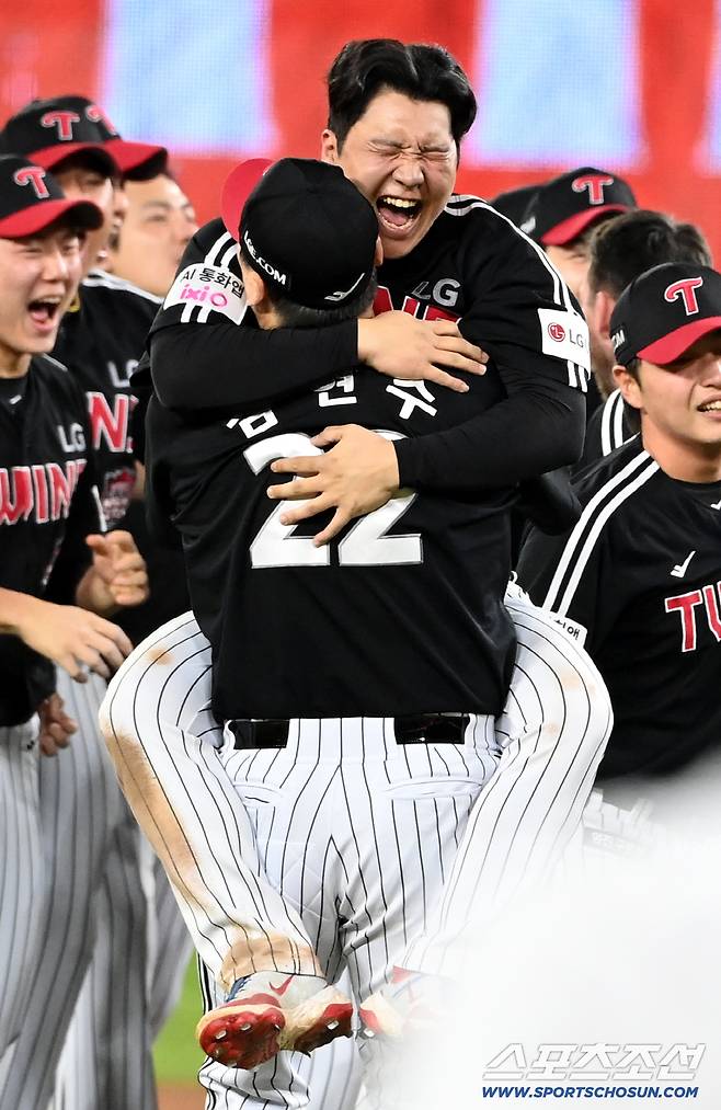 김현수의 품에 안겨 환호하는 문보경