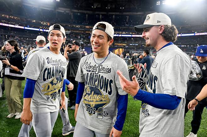 epa12498657 Los Angeles Dodgers pitcher Yoshinobu Yamamoto (C) celebrates with teammates after the awards ceremony when the Dodgers defeated the Toronto Blue Jays in MLB World Series game seven in Toronto, Canada, 01 November 2025. EPA/EDUARDO LIMA
<저작권자(c) 연합뉴스, 무단 전재-재배포, AI 학습 및 활용 금지>