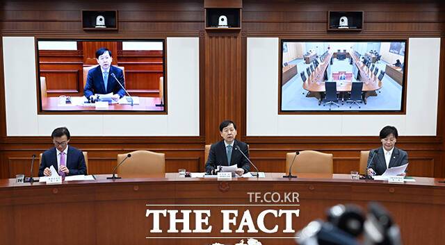 10월 소비자물가동향 점검하는 구윤철 부총리.