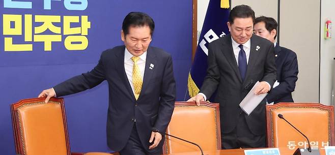 더불어민주당 정청래 대표(왼쪽)와 김병기 원내대표가 3일 국회에서 진행된 최고위원회의에 참석하고 있다. 민주당 지도부는 이날 현직 대통령의 형사재판을 중지하는 이른바 ‘국정안정법’(재판중지법)을 추진하지 않기로 결정했다. 장승윤 기자 tomato99@donga.com