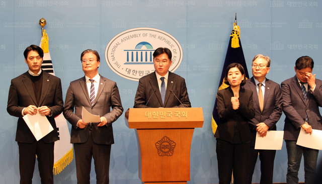 국회 국토교통위원회 소속 더불어민주당 의원들이 지난 11월 3일 국회 소통관에서 국민의힘 당대표인 장동혁 의원(충남 보령서천·재선)과 배우자의 충남 당진고속도로 종점 인근 땅 투기 및 이해충돌 의혹을 제기하는 기자회견을 하고 있다. 가운데는 정준호 민주당 의원.<정준호 국회의원 페이스북 사진>