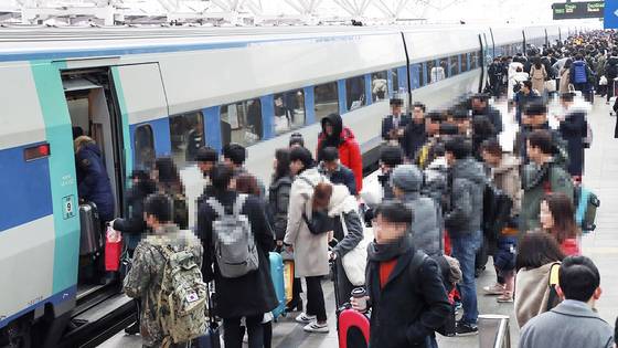 공급 좌석부족 때문에 SRT는 물론 KTX 표를 예매하기도 쉽지 않다. 서울역에서 승객들이 KTX에 오르고 있다. 연합뉴스