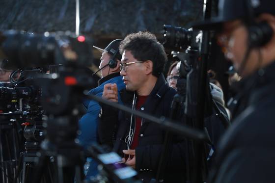 남규홍 PD가 현장에서 확성기를 든 채 지시하는 장면. 중앙포토