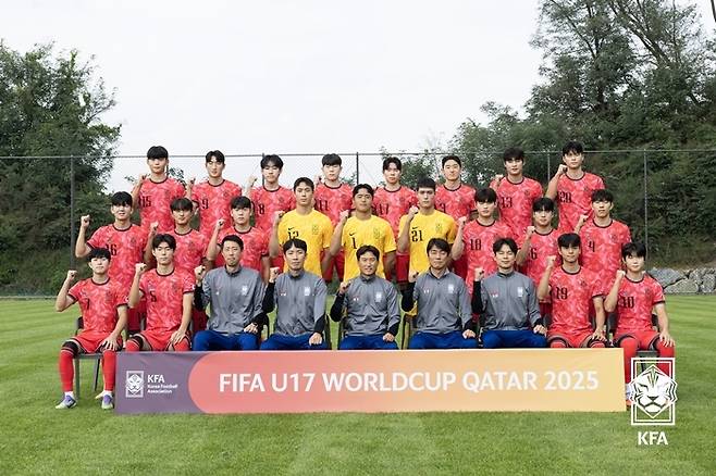 2025 카타르 17세 이하(U-17) 월드컵에 출전하는 한국 U-17 축구대표팀 선수들과 백기태 감독이 활약을 다짐하며 기념촬영을 하고 있다. 대한축구협회