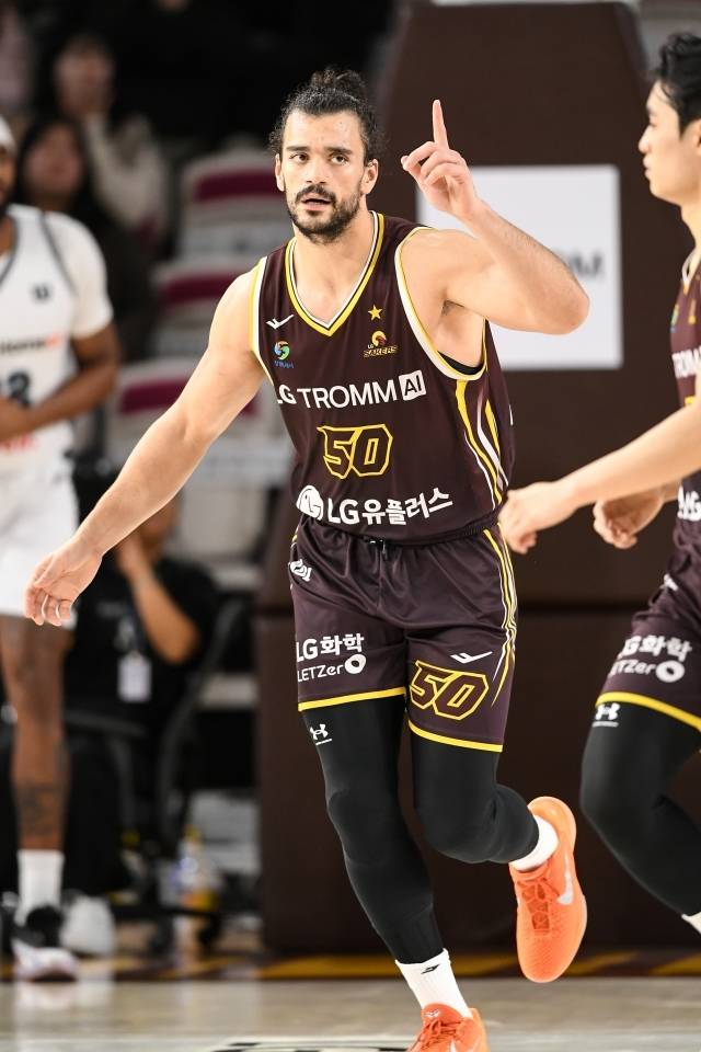 조상현 감독은 “마레이는 창원으로 내려보냈다. 허리에 통증이 있는 상황이다. 제대로 점프를 못하는 지금 4시간 동안 비행기를 타고 몽골로 가는 건 무리라고 판단했다. 일단 치료를 받았고 창원에서 휴식을 취하기로 했다”고 이야기했다. 사진=KBL 제공