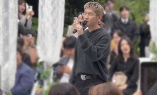 가수 크러쉬가 연인 레드벨벳 조이의 여동생 결혼식에서 축가를 부른 것으로 알려졌다. 사진은 조이의 여동생 결혼식장에서 축가 부르는 가수 크러쉬 모습. /사진=온라인커뮤니티
