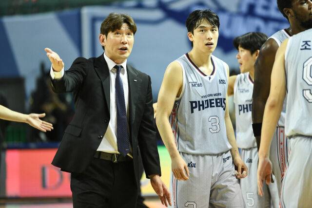 울산 현대모비스 양동근 감독과 박무빈./KBL