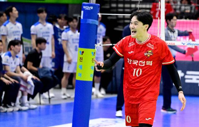 한국전력 김정호가 친정팀 삼성화재를 상대로 승리한 뒤 기뻐하고 있다 / 한국배구연맹(KOVO)