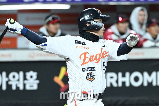 30일 대전 한화생명 볼파크 야구장에서 열린 '2025 신한 SOL 뱅크 KBO 한국시리즈 4차전' LG 트윈스와 한화 이글스 경기. 한화 문현빈이 7회말 2사 2-3루에 2타점 적시타를 치고 있다./대전=한혁승 기자 hanfoto@mydaily.co.kr