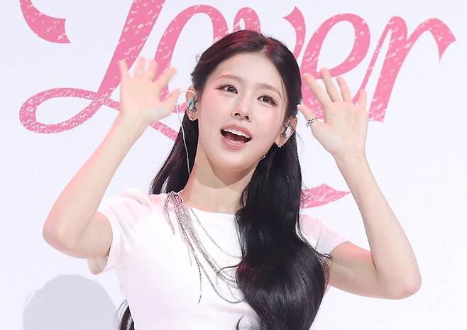 미연이 사진 촬영 시간에 취재진에게 인사하고 있다. 연합뉴스