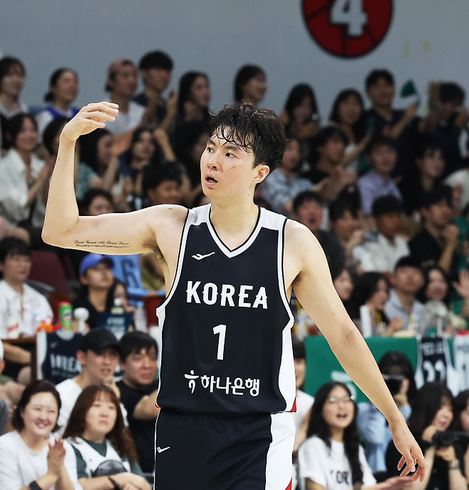 한국 농구 국가대표 이현중이 7월 13일 안양 정관장아레나에서 열린 2025 평가전 일본과의 홈 경기에서 관중들의 함성을 유도하고 있다. 연합뉴스