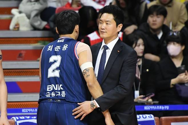 전희철 서울 SK 감독이 2024년 1월 3일 부산사직체육관에서 열린 2023~24 프로농구 정규시즌 부산 KCC와의 원정 경기를 앞두고 최준용과 인사하고 있다. KBL 제공